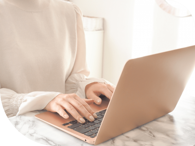 ノートパソコンのキーボードを触っている写真