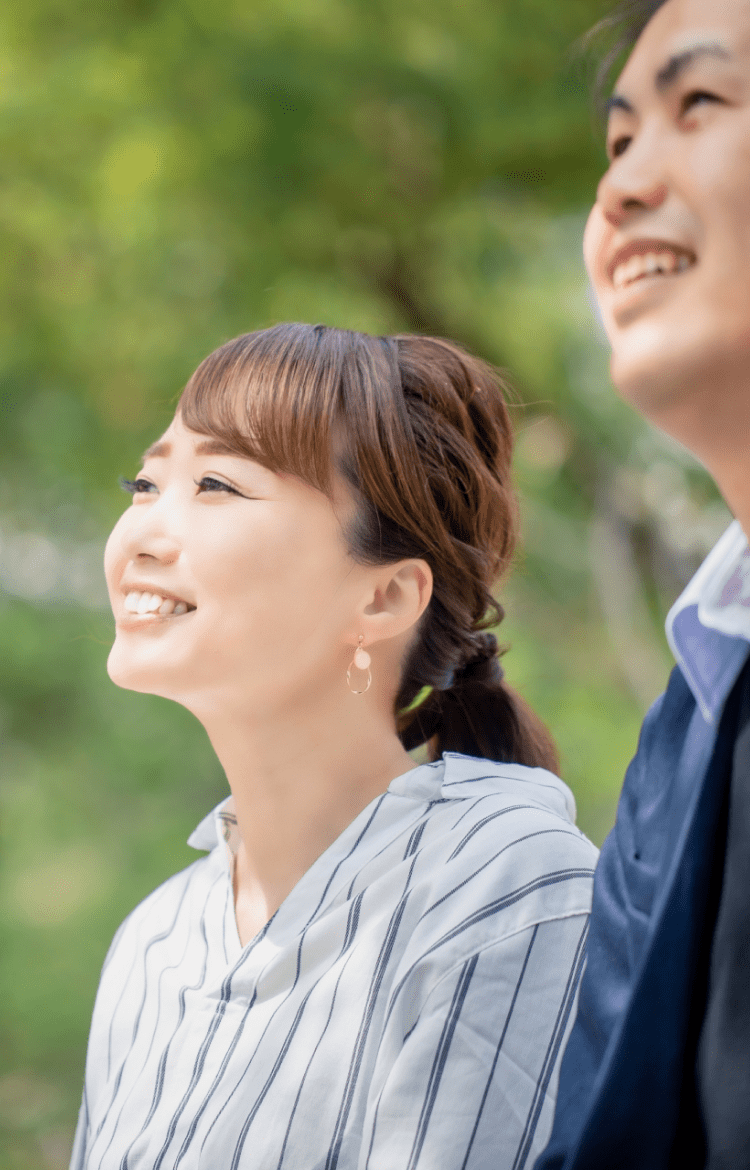男女が左上を見て微笑んでいる写真